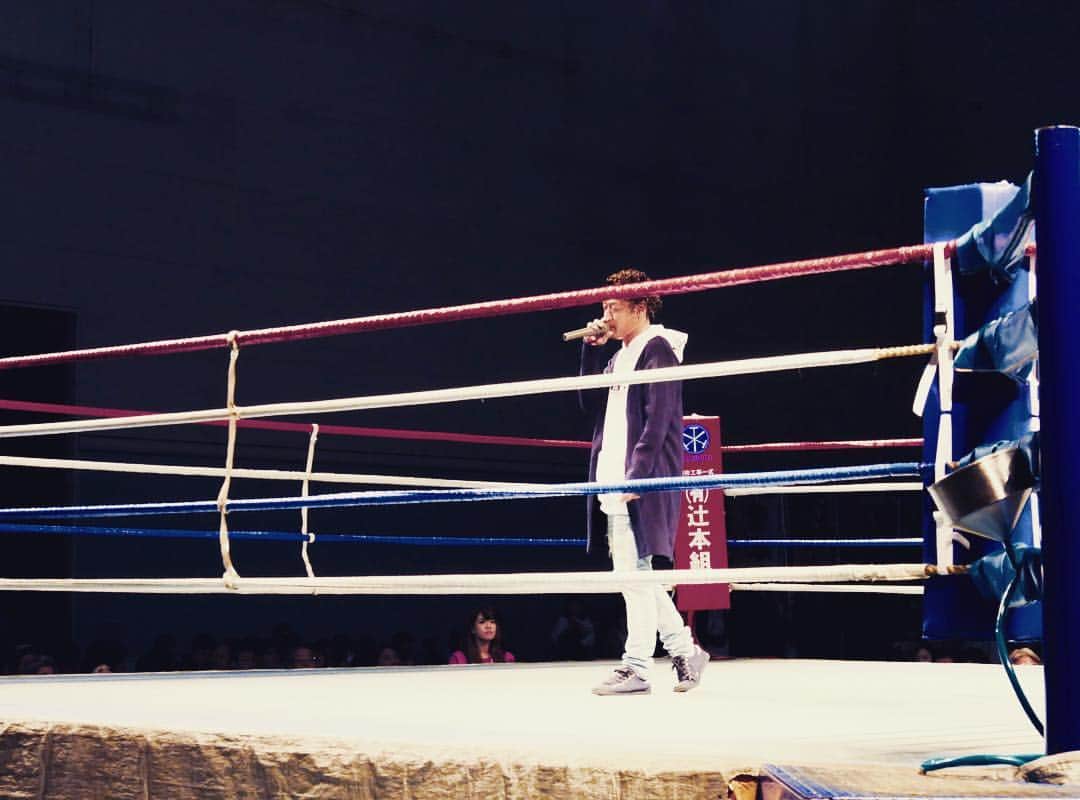 寿君さんのインスタグラム写真 - (寿君Instagram)「三重県四日市"RUN & GUN"最高のメンバーでハクナのリリパ㊗️祝えて楽しかった🙆‍♂️💯 メッセウィングのボクシング🥊LIVEも試合も最高でした🙏 集まってくれた皆さん、三重の皆さんありがとうございました🙇‍♂️ @ray_singer @shady1988gk  @hacna_st @tappoihacnamatada  @zaki0509rodeoradio @largeman0805 @time_aka_toki  #runandgun #ハクナのリリパ  #日本ユーススーパーフライ級タイトルマッチ #メッセウィングみえ」4月14日 15時37分 - kotobuki_kun_1048