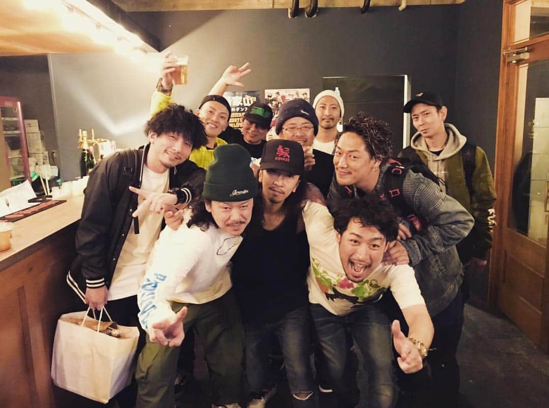 寿君さんのインスタグラム写真 - (寿君Instagram)「三重県四日市"RUN & GUN"最高のメンバーでハクナのリリパ㊗️祝えて楽しかった🙆‍♂️💯 メッセウィングのボクシング🥊LIVEも試合も最高でした🙏 集まってくれた皆さん、三重の皆さんありがとうございました🙇‍♂️ @ray_singer @shady1988gk  @hacna_st @tappoihacnamatada  @zaki0509rodeoradio @largeman0805 @time_aka_toki  #runandgun #ハクナのリリパ  #日本ユーススーパーフライ級タイトルマッチ #メッセウィングみえ」4月14日 15時37分 - kotobuki_kun_1048
