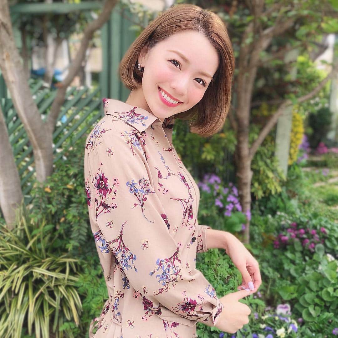 黒田真友香さんのインスタグラム写真 - (黒田真友香Instagram)「そろそろ海外旅行に行きたい欲が高まってきたよ〜。飛行機乗りたい！機内食食べたい！笑  タイのおすすめホテルや観光地についてまとめた記事が @resoco_editors でアップされたので是非見てね😍🌏 ・ ・ 着てるのは @fifth_store の #フラワーフィッシュテールシャツワンピース です🥰  #fifth #fifthl #フィフス」4月14日 15時39分 - kurodamayukaxx