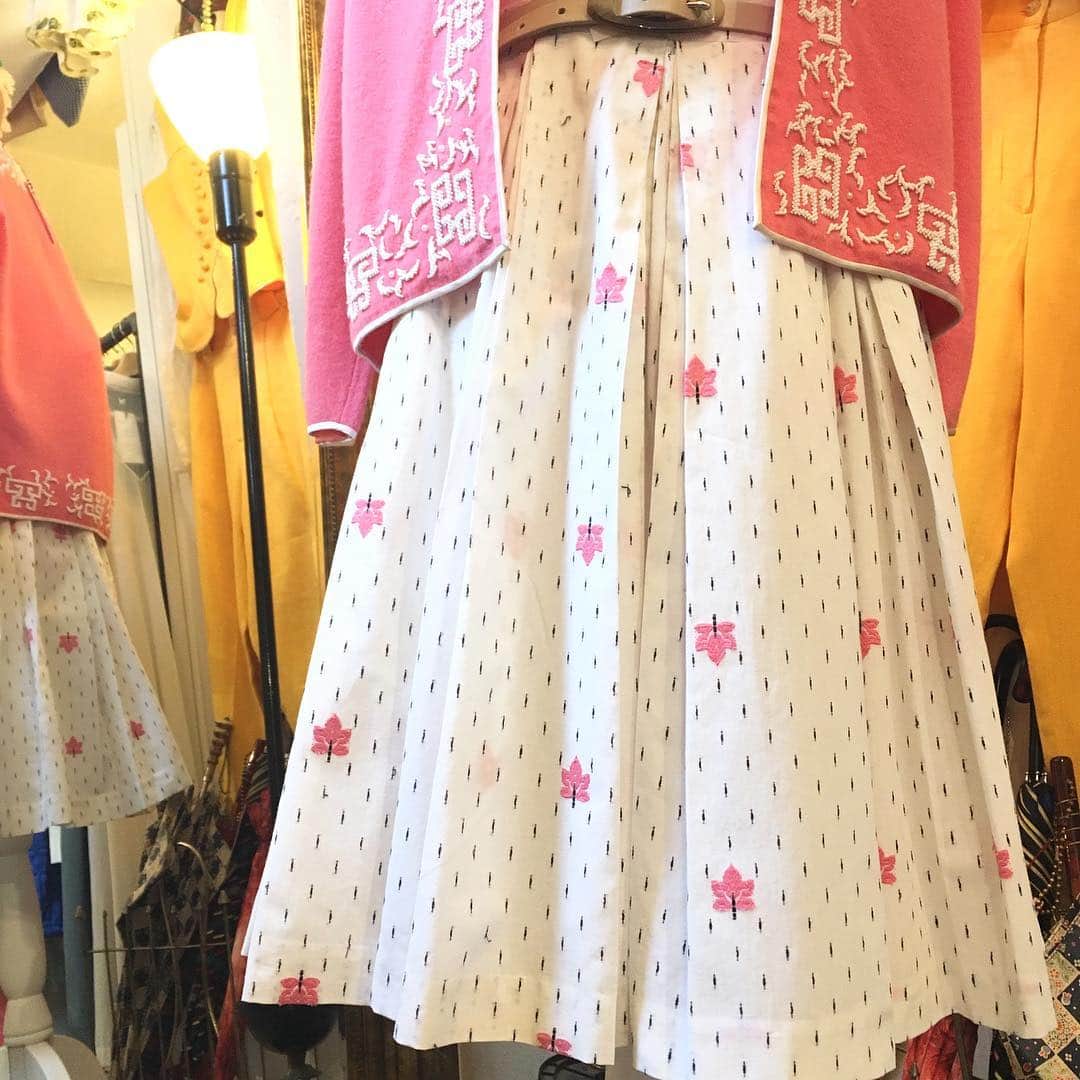 NUTTY Vintage&Collectibleさんのインスタグラム写真 - (NUTTY Vintage&CollectibleInstagram)「🌸🌸new arrival 🌸🌸 50’s three embroidered cotton skirt  ピンクのツリーの刺繍が施された春の雰囲気漂う可憐なスカート。 たっぷりFlowerのヘッドドレスを合わせて。  #nutty#vintageshop#boutique#osaka#horie#japan#ootd#fashion#vintagestyle#vintagefashion#used#vintage#大阪#堀江#南堀江#古着#古着屋#古着女子#ヴィンテージ#ビンテージ#ootd#コーディネート#coordinate#ファッション#大阪古着#ヴィンテージショップ#40s#50s#60s#vintageskirt」4月14日 15時40分 - nutty_vintage