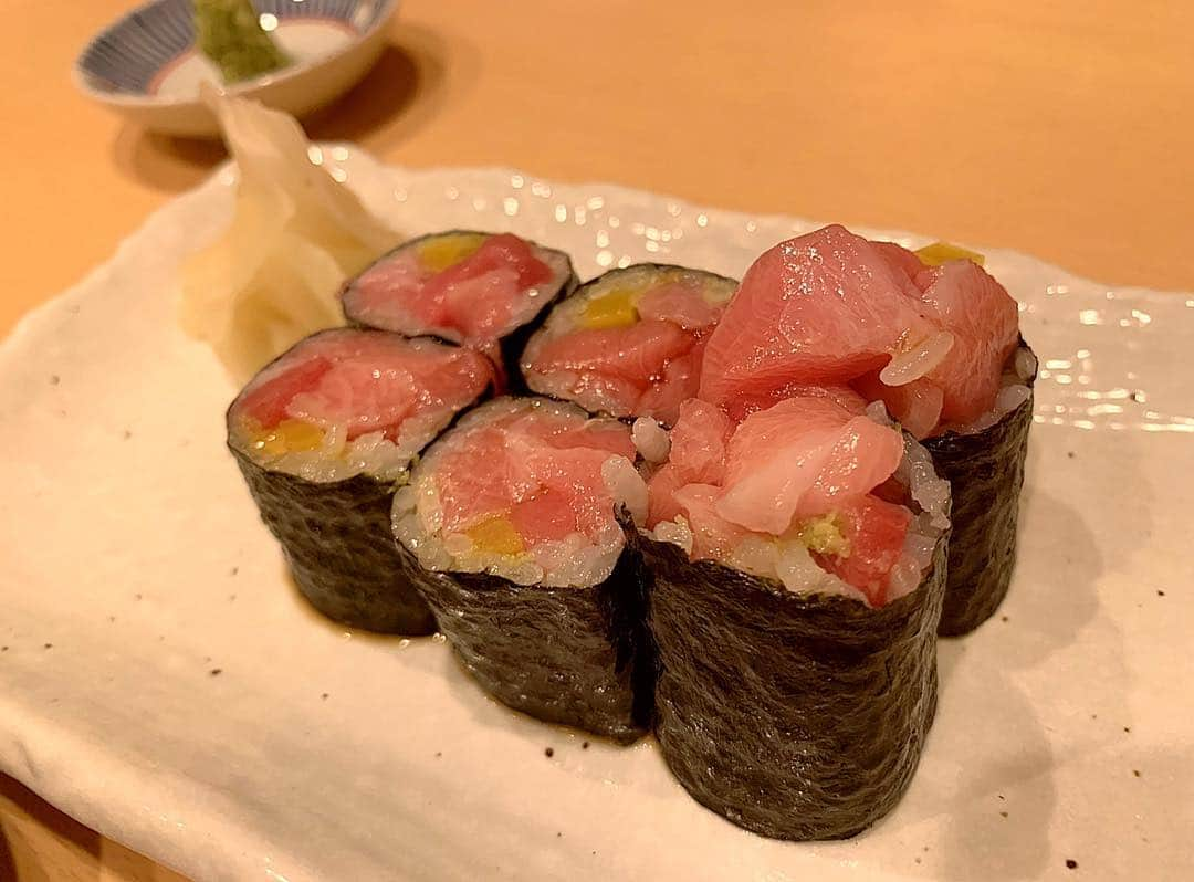 百合華さんのインスタグラム写真 - (百合華Instagram)「銀座の『飯屋くーた』でディナータイム🥰  素敵なお店を沢山知ってるグルメなお友達のおかげで、ほっぺたが落ちちゃうくらいに超絶幸せです💕  #東京  #銀座 #飯屋くーた #海鮮 #海鮮物 #たらば蟹  #タラバガニ #鮑 #雲丹 #金目鯛 #美味しい #幸せ」4月14日 15時49分 - yurika.lovelily