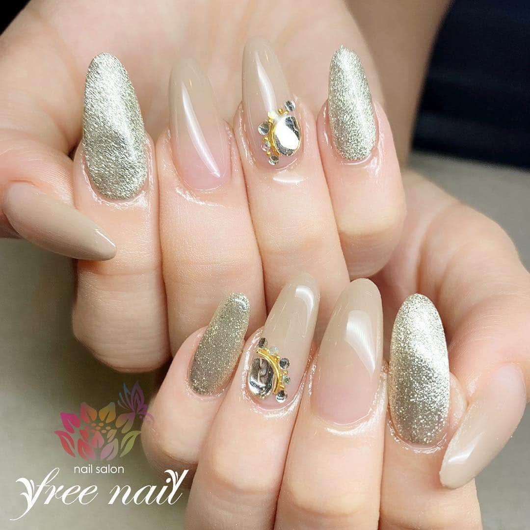 free nail フリーネイルさんのインスタグラム写真 - (free nail フリーネイルInstagram)「. お客様ネイル💅🏻🌼✨ . 大人ロングネイル💎✨ . シンプルで華やか🥰✨ . ご来店ありがとうございました🙇🏻‍♀️🙇🏻‍♀️🙇🏻‍♀️💗 . #ネイル #フリーネイル #ネイルアート #ジェルネイル #ネイルサロン #大阪ネイルサロン #ネイルデザイン #ネイルチェンジ #ロングネイル #グリッターネイル #グラデーションネイル #ストーンネイル #ベージュネイル #デザインネイル #シンプルネイル #トレンドネイル #大人ネイル #春ネイル #スプリングネイル #美甲 #日式美甲 #springnails #nailsart #nailsalon #nailsdid #newnails #newnail #freenail」4月14日 15時49分 - freenail_jpn