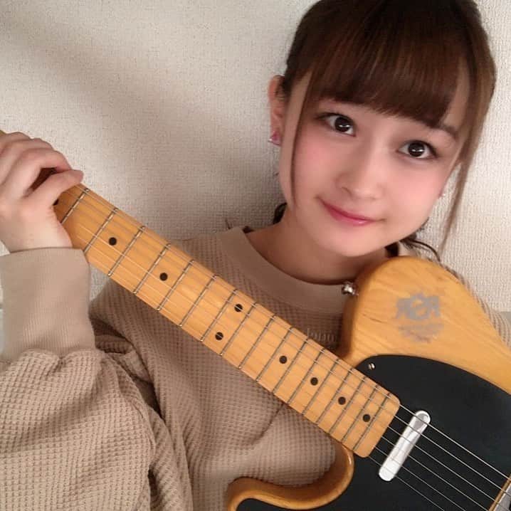 奈良怜那のインスタグラム：「借りてたギターとさよならしました(´･-･`)♡ ありがとうございました❁  #ギター#ギター初心者#fender#エレキギター#ギター女子#guitar#niceclaup#エフール#기타」