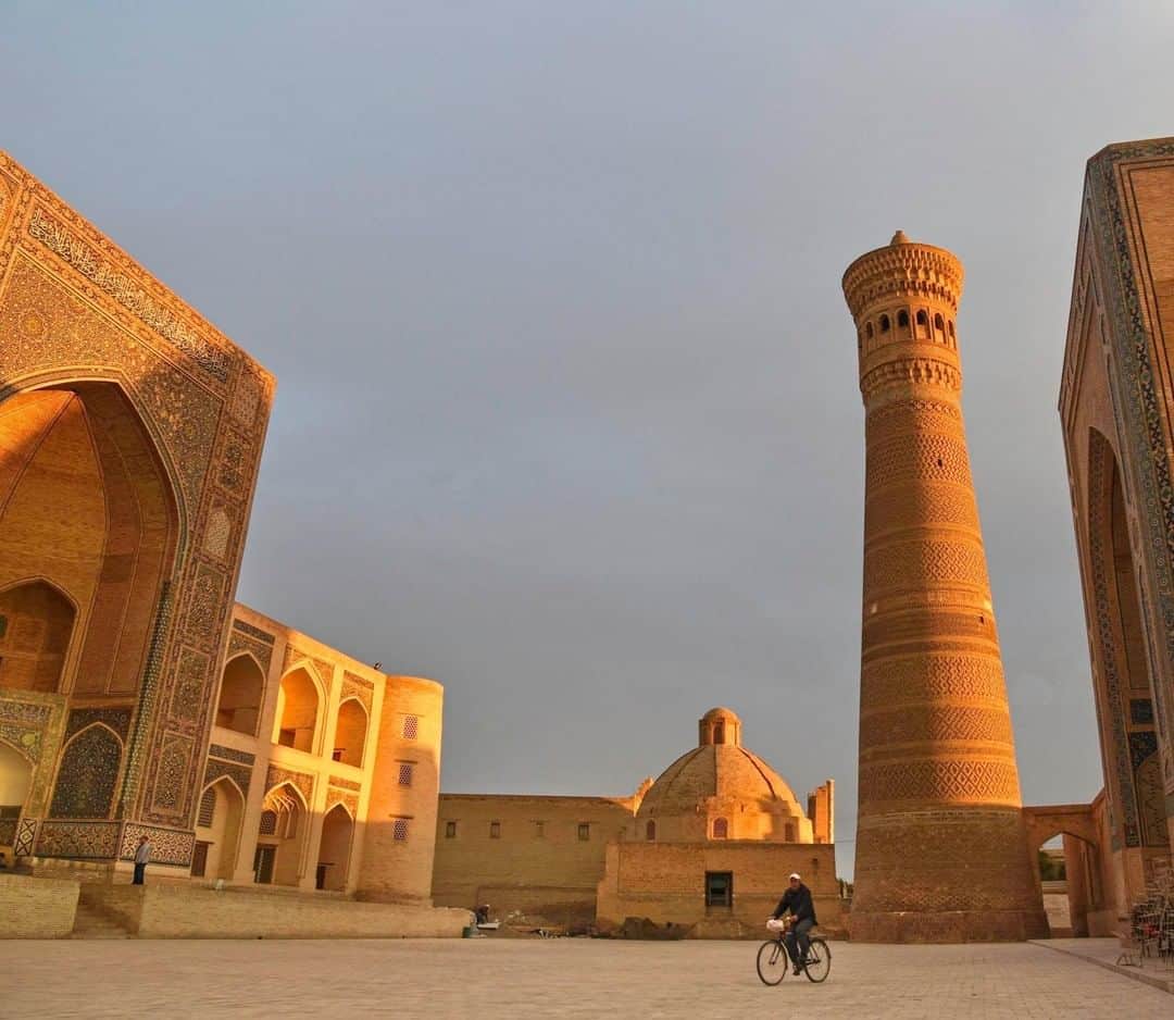 Lonely Planetさんのインスタグラム写真 - (Lonely PlanetInstagram)「'#Bukhara, the second most visited city in #Uzbekistan is another of the many reasons to come to central Asia. Bukhara is the birthplace of Imam Bukhari, a Muslim scholar and narrator of Prophet Muhammad, who wrote the Bukhari Shareef, the most important book about Islam after the Quran. Bukhara was a real landmark during the Silk Road times, especially due to its close location to Merv, today in #Turkmenistan and one of the most important cities in the ancient world. This image features Po-i-Kalyan, a set of two madrassas, and the famous Kalyan minaret, also known as the 'Tower of Death'. – @againstthecompass #lpinstatakeover #lpPathfinders」4月14日 16時00分 - lonelyplanet