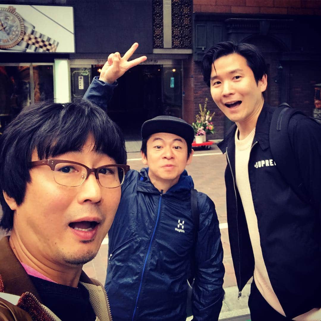 中山祐一朗のインスタグラム：「永野君が観に来てくれた、ありがとう(^^) #銀座博品館劇場 #hymns #ヒムスと読みます #山岸門人 #中山祐一朗 #佐藤アツヒロ #新納慎也 #スズカツ #おもちゃ屋さん #銀座 #銀座博品館 #ヨーロッパ企画」