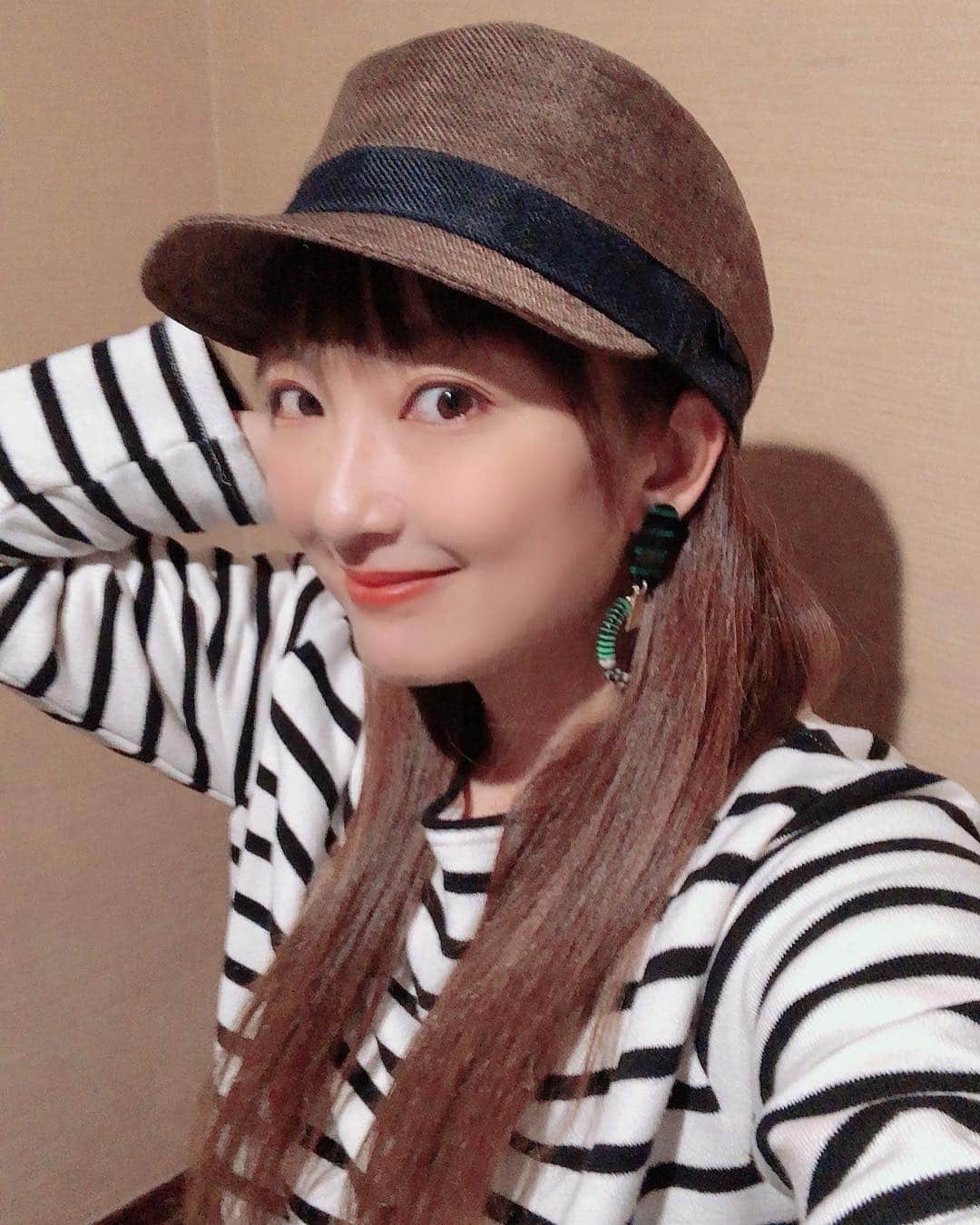 山田まりやさんのインスタグラム写真 - (山田まりやInstagram)「#田中美里 ちゃんが立ち上げたブランド @jin_no_beat_shite_cassie の帽子👒✨✨✨ ・ ブランド名は 「Jin no beat shite  cassie」 「ジンノビートシテカッシ」と読みます😃✨ ・ 「のんびりしていってくださいね」という美里ちゃんの故郷・石川県の方言をいかした造語だそうで✨ ・ 帽子をかぶって気持ちよく過ごしてくださいね」という想いが詰まっているんだそうです👒💕✨ ・ さっそく4月13日から北海道のPIVOT（ピヴォ）の地下一階にリニューアルオープンされた un-chapeuさんで販売されています👒🙌✨ ・ 近くネットから直接購入出来る様になるそうなので🛍✨お楽しみに〜😆♥️✨ ・ 私は展示会にて 一足先に購入させていただき✨ 発売日の昨日、 美里ちゃんが直接届けにきてくれましたので🛍✨ ・ 記念すべき初めてのユーザーはわたくしとなりました😂🙌♥️✨ ・ なので徐々にご紹介させていただきます👒✨③ ・ #田中美里 @misatotanaka77  #ジンノビートシテカッシ  @jin_no_beat_shite_cassie 👒✨」4月14日 15時56分 - mariya.yamada