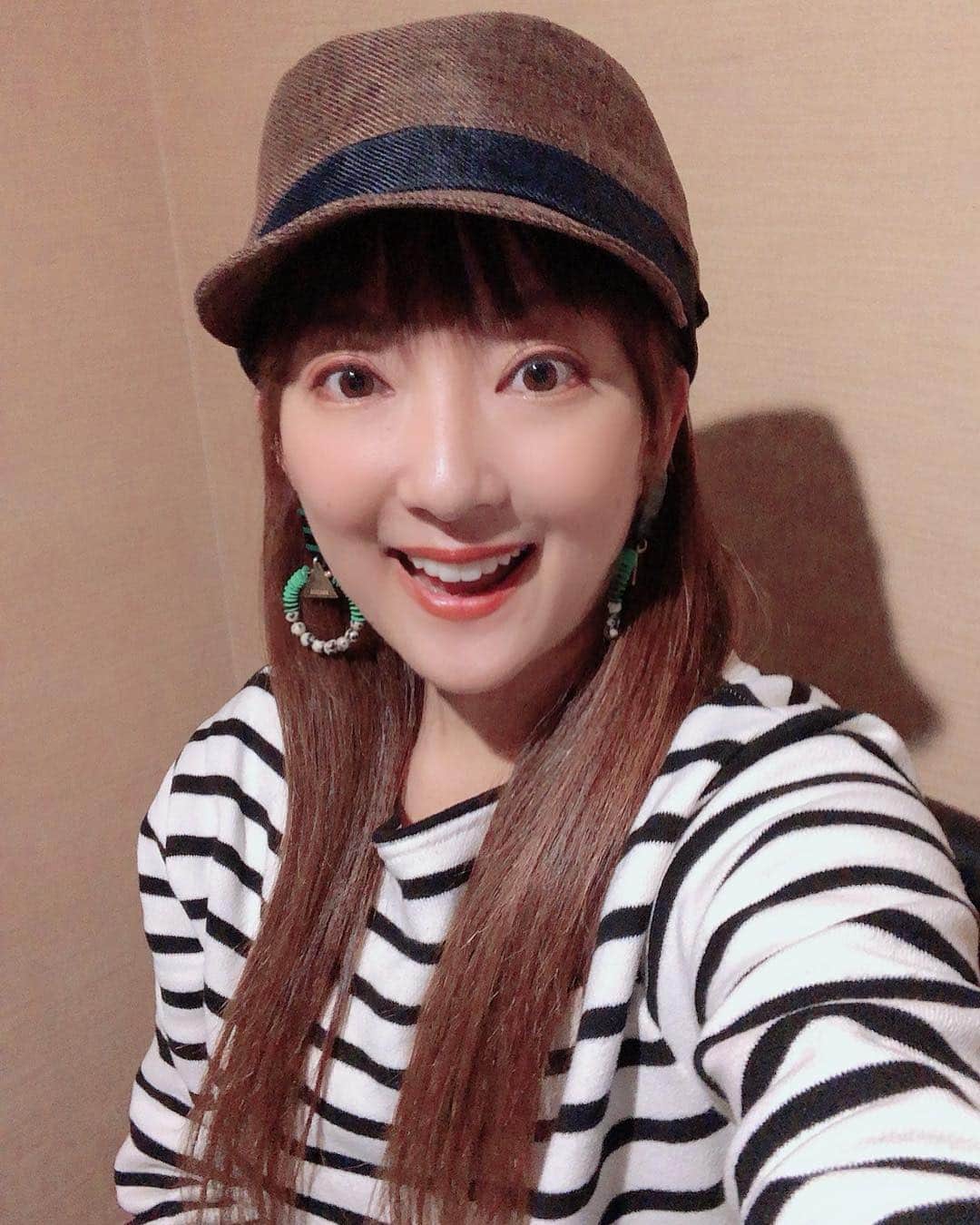 山田まりやさんのインスタグラム写真 - (山田まりやInstagram)「#田中美里 ちゃんが立ち上げたブランド @jin_no_beat_shite_cassie の帽子👒✨✨✨ ・ ブランド名は 「Jin no beat shite  cassie」 「ジンノビートシテカッシ」と読みます😃✨ ・ 「のんびりしていってくださいね」という美里ちゃんの故郷・石川県の方言をいかした造語だそうで✨ ・ 帽子をかぶって気持ちよく過ごしてくださいね」という想いが詰まっているんだそうです👒💕✨ ・ さっそく4月13日から北海道のPIVOT（ピヴォ）の地下一階にリニューアルオープンされた un-chapeuさんで販売されています👒🙌✨ ・ 近くネットから直接購入出来る様になるそうなので🛍✨お楽しみに〜😆♥️✨ ・ 私は展示会にて 一足先に購入させていただき✨ 発売日の昨日、 美里ちゃんが直接届けにきてくれましたので🛍✨ ・ 記念すべき初めてのユーザーはわたくしとなりました😂🙌♥️✨ ・ なので徐々にご紹介させていただきます👒✨③ ・ #田中美里 @misatotanaka77  #ジンノビートシテカッシ  @jin_no_beat_shite_cassie 👒✨」4月14日 15時56分 - mariya.yamada