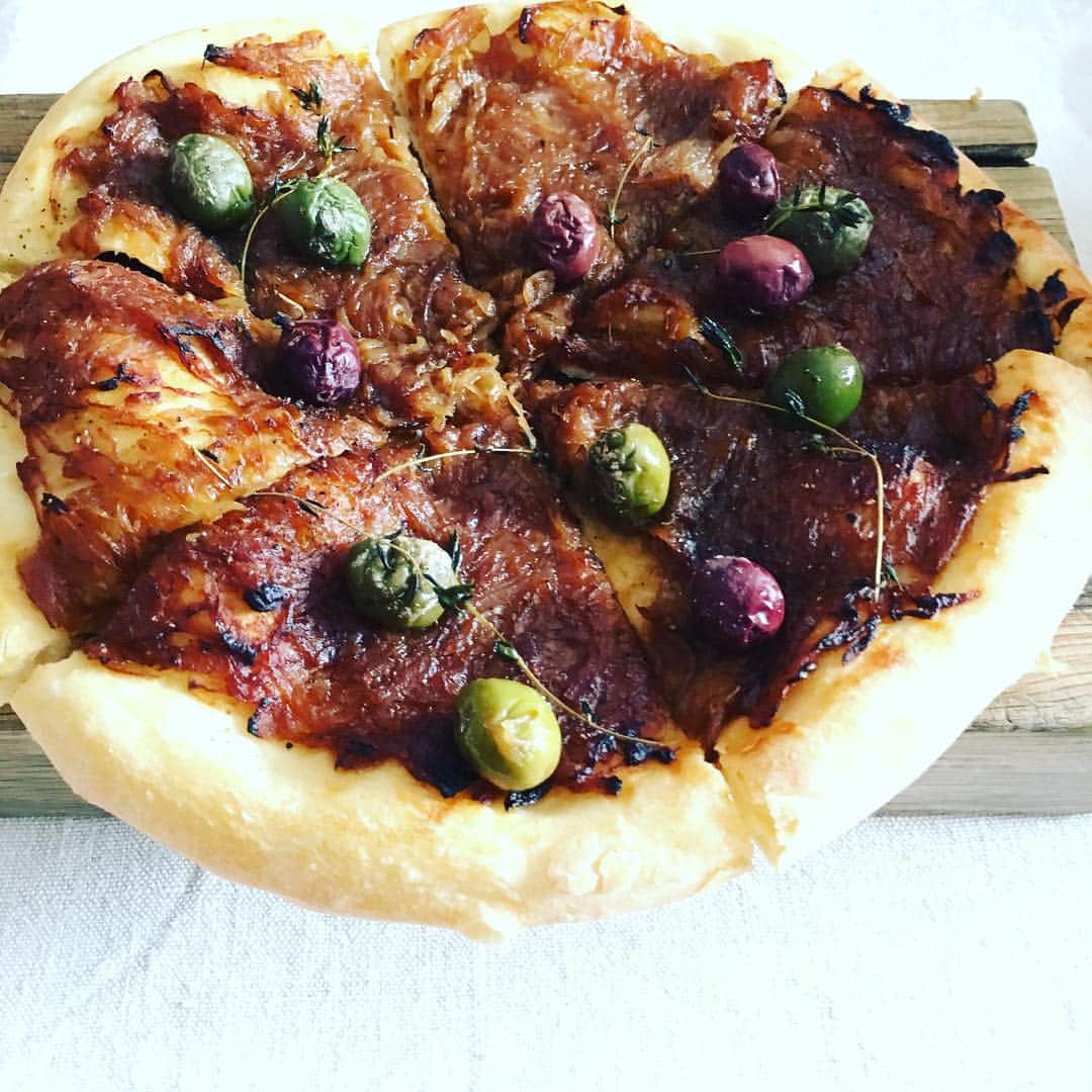 志摩有子さんのインスタグラム写真 - (志摩有子Instagram)「アッコ先生 @attocook68 の料理教室に。今回は門外不出のオニオンリングだから何があっても参加したかった。カリッとというよりガリッとクリスピーに揚がったオニオンリングが最高。生地から作るNYスタイルのピザとシックな配色のトレビスとタコのサラダ。今回は軽いと思いきや、小麦粉、小麦粉、小麦粉…！もうダメ、お腹いっぱい（泣）と思ったら、デザートのセミフレッドは「今回は水より軽い空気だから」って、アッコ先生の名言出た。 #studiospoon  #料理教室 #門外不出 #オニオンリング #デザートは空気 #アッコ先生の名言」4月14日 15時57分 - ariko418