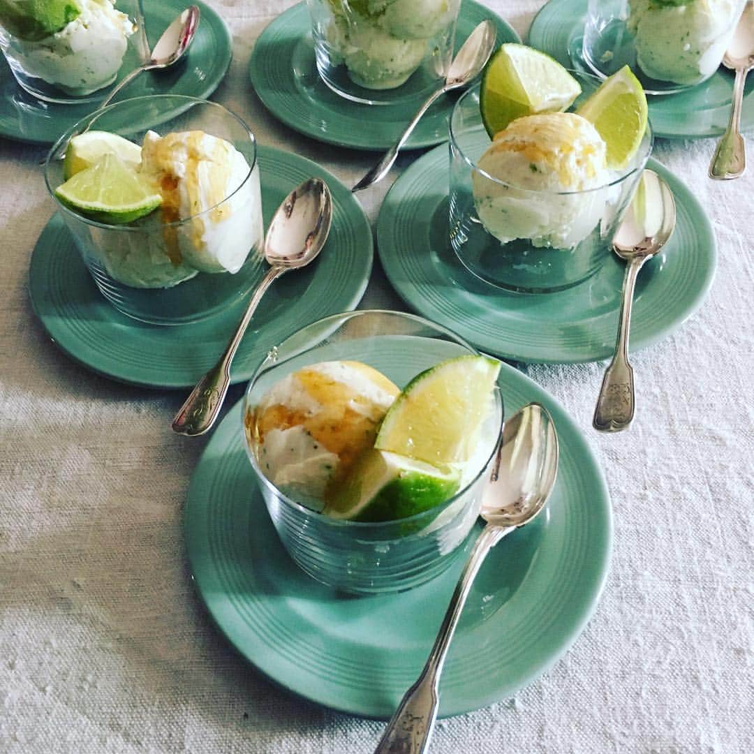 志摩有子さんのインスタグラム写真 - (志摩有子Instagram)「アッコ先生 @attocook68 の料理教室に。今回は門外不出のオニオンリングだから何があっても参加したかった。カリッとというよりガリッとクリスピーに揚がったオニオンリングが最高。生地から作るNYスタイルのピザとシックな配色のトレビスとタコのサラダ。今回は軽いと思いきや、小麦粉、小麦粉、小麦粉…！もうダメ、お腹いっぱい（泣）と思ったら、デザートのセミフレッドは「今回は水より軽い空気だから」って、アッコ先生の名言出た。 #studiospoon  #料理教室 #門外不出 #オニオンリング #デザートは空気 #アッコ先生の名言」4月14日 15時57分 - ariko418