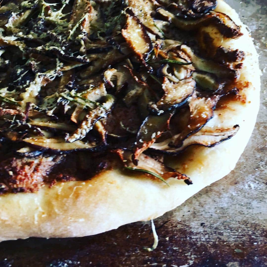 志摩有子さんのインスタグラム写真 - (志摩有子Instagram)「アッコ先生 @attocook68 の料理教室に。今回は門外不出のオニオンリングだから何があっても参加したかった。カリッとというよりガリッとクリスピーに揚がったオニオンリングが最高。生地から作るNYスタイルのピザとシックな配色のトレビスとタコのサラダ。今回は軽いと思いきや、小麦粉、小麦粉、小麦粉…！もうダメ、お腹いっぱい（泣）と思ったら、デザートのセミフレッドは「今回は水より軽い空気だから」って、アッコ先生の名言出た。 #studiospoon  #料理教室 #門外不出 #オニオンリング #デザートは空気 #アッコ先生の名言」4月14日 15時57分 - ariko418