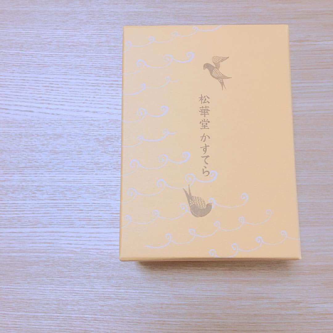 鎌田梢のインスタグラム：「ちょっと帰省してきたのですが、帰りに買った松島にある松華堂菓子店のカステラがしっとり美味で☺️ジャケ買いだったのだけど、こんなに優しいお味とは…温。  #松華堂菓子店 #松島 #お土産スイーツ #松華堂かすてら  #カステララスク #カステラ」