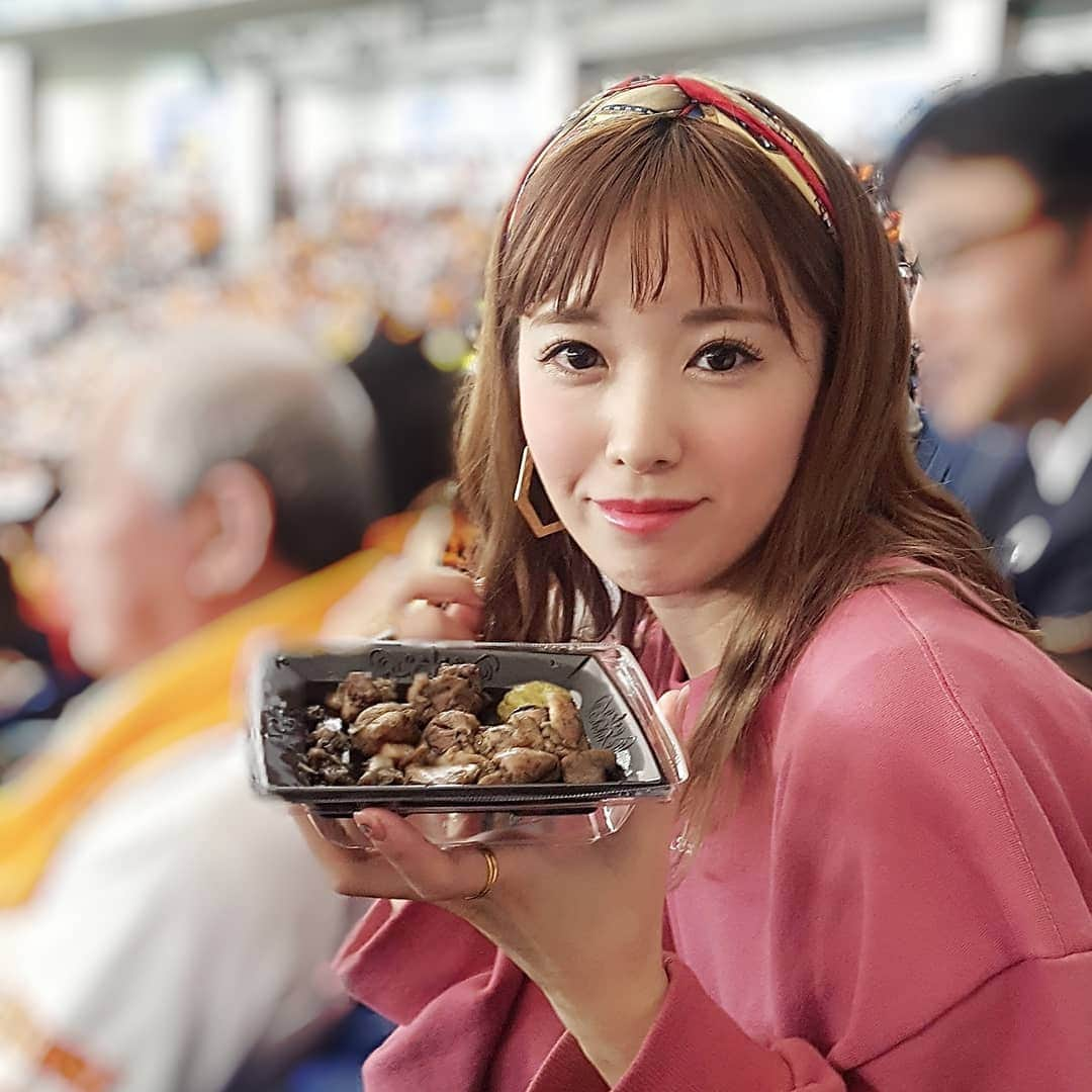 長江愛美さんのインスタグラム写真 - (長江愛美Instagram)「初野球観戦楽しい⚾💓 野球のルールちゃんと覚えたい🐰 ホットドッグ食べる可愛いゆかちゃん(●´∀｀●)炭火焼き地鶏食べる私、、(ヽ´ω`) 球場で食べるものじゃない感。(笑) #東京ドーム#巨人 #ジャイアンツ#ヤクルト #野球#野球観戦#東京ドーム#初体験#生で見るスポーツいいね #ホームラン出過ぎ #ホームラン祭」4月14日 16時26分 - manamin.512