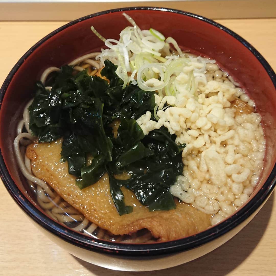 佐藤大さんのインスタグラム写真 - (佐藤大Instagram)「新青森駅内にある立ち食い蕎麦屋さんにて青森名物「角天蕎麦」を食べました。美味いです、美味いんですが汁が熱すぎて修行です。 #角天蕎麦 #新青森駅」4月14日 16時26分 - satodaidaidai