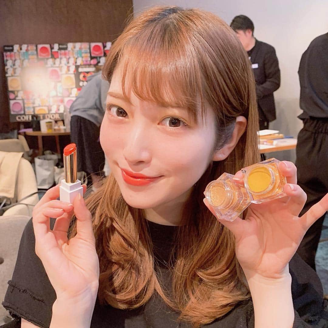中村泉貴のインスタグラム：「・﻿ @coffret_dor_official  #ワタシ流SummerCollar ﻿ 発表会に行ってきました✨﻿ ﻿ 6/16発売の新作アイシャドウ﻿ #プレイフルカラーアイアンドフェイス﻿ ﻿ マットなものから綺麗なラメまで﻿ 可愛いすぎる色展開！ぜんぶ欲しい！笑﻿ ﻿ 指でつけるタイプで水彩画みたいにじゅわっと発色するから調整しやすくて良き❤︎﻿2枚目は偶然、目をつぶっちゃったんだけど発色の良さが解りやすいと思ってアップしてみました😂 ﻿ 普段は使わないイエローシャドウを使ってみたら好評だったの💛﻿もうすぐカラーメイクが楽しい季節だ〜🌷﻿ ﻿ ﻿ #コフレドール#サマーメイク#カラーメイク#メイク好き#メイク好きな人と繋がりたい#コスメ好きさんと繋がりたい#夏コスメ2019#夏コスメ#イエローメイク#プチプラコスメ#ドラコス#新作コスメ#新作コスメ2019」