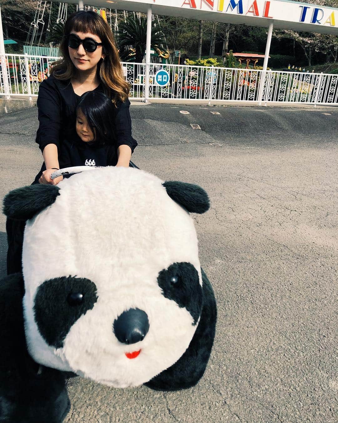 のインスタグラム：「昨日はいいお天気だったから、行きたかった #みさき公園 へ🎡🎢1歳ぐらいでも乗れる列車🚂とかたくさんあってジョアン楽しんでましたー😆❤️ 特にトーマスの列車気に入りすぎて何回も乗る！って怒って泣いて😠😭 動物には一切興味を示さなかった…🦒🐅🦢🦌悲しい😂イルカショー🐬は驚いてて可愛かったなぁ✨🥺💕 ジッと座ってるんが嫌で叫び散らかしてたけど、なんせお客さんみんな子連れやし気を使わず😌笑  懐かしいのパンダ🐼に乗れて母嬉しい❤️✨ 次は生駒山上遊園地行きたい🚗  #赤ちゃん #ベビー  #谷口じょあん #恕空 #親バカ #男の子 #男の子ママ #息子 #生後23ヶ月 #1歳 #1歳11ヶ月  #ママリ #ベビフル #コドモノ #ロン毛男子 #baby #babyboy  #myson #mama #mamalife  #babyphoto #babyfashion #23mounth」