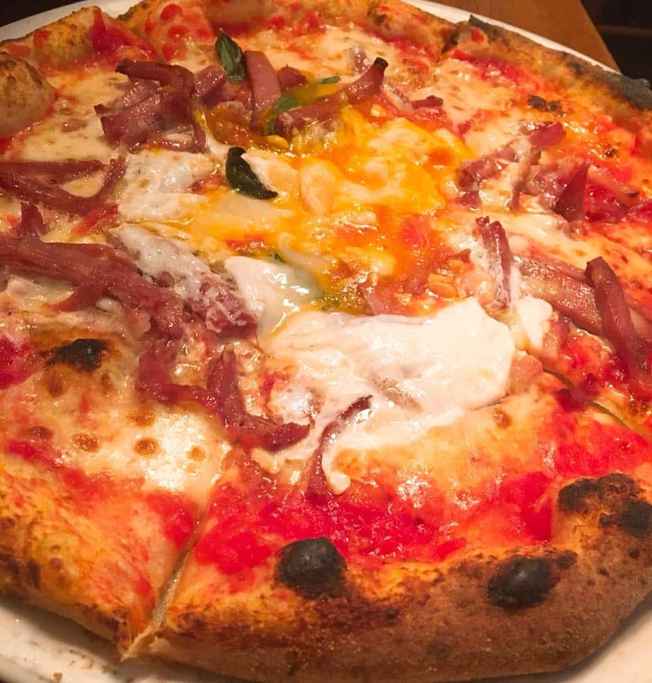 のインスタグラム：「無性にピザが食べたくなって😋 半熟卵がとろーり❤️生地の厚さもちょうど良い👌 #ヴォメロ #東銀座グルメ #銀座イタリアン#百名店 #ピザが美味しいお店 #ビスマルク #半熟卵とろーり#たべすたぐらむ」