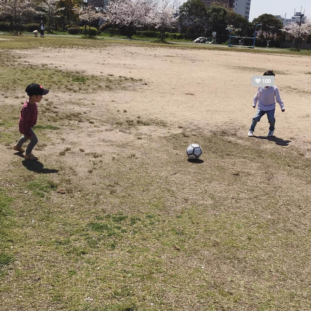 Hiromi Ｍaedaさんのインスタグラム写真 - (Hiromi ＭaedaInstagram)「平成最後のお花見🍡🍡 ・ いつまでこうやって息子とリンクコーデできるかな🙃♡ ・ kidsトレンチはSpecial Priceにて発売中ですので、この機会に是非😜. ・ ・ ・ tops #auralee skirt #normbyhiron bag #marni shoes #letalon」4月14日 16時38分 - hiron953