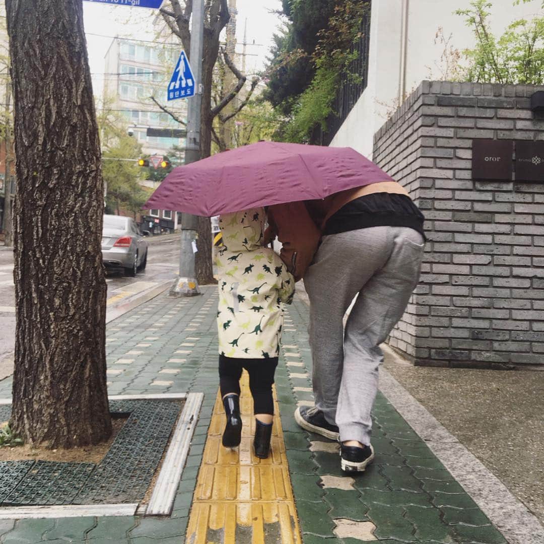 高木りなさんのインスタグラム写真 - (高木りなInstagram)「今日のソウルは雨☔️ 朝からレインブーツ&レインコートでお散歩がてらカフェへ☕️🥐❤️ (5枚目→)とーちゃん、レインコート着てないから傘入れてやって〜☔️💦 비 오는 날 아침일찍 올해 첫 레인코트&레인부츠로 카페☕️🥐✨ ... #rainyday #rainboots #raincoat #seoul #korea #비 #비오는날 # #레인코트 #레인부츠 #엄마와아들 #아들맘 #육아 #雨 #雨の日コーデ  #ママと息子 #男の子ママ #ソウル #韓国」4月14日 16時40分 - rinasvoyage