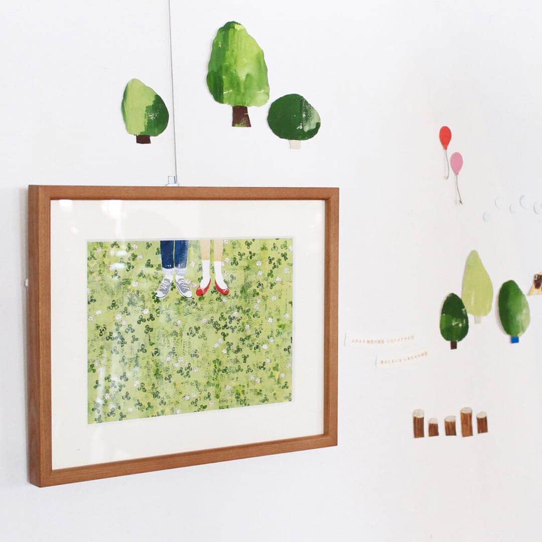 手紙社さんのインスタグラム写真 - (手紙社Instagram)「【Mellow Glass × 大森木綿子 作品展『三日月の森』at 手紙舎 2nd STORY】﻿﻿﻿﻿ 4/24（水）より開催する、硝子作家のMellow Glassさんとイラストレーターの大森木綿子さんによる作品展『三日月の森』。本日は、作家さんの在廊日程をお知らせいたします。4/24（水）、4/27（土）の二日間は、お二人ともいらっしゃいます。また、大森木綿子さんは4/29（月）も在廊予定です。作品のことなどぜひお話にいらしてくださいね。﻿ ﻿ ＜Mellow Glass ガラス作品販売に関しまして＞﻿﻿ 4/24〜4/26の3日間は、展示のみとなります。販売は4/27（土）12:00からとさせていただきます。販売情報などの詳細は、Webサイトにて随時お知らせいたします。﻿﻿ ﻿ 【砂糖ゆき個展『はやく目がさめた日は』at 手紙舎 2nd STORY】﻿﻿﻿﻿﻿ 4/21（日）まで開催中のイラストレーター・砂糖ゆきさんの個展『はやく目がさめた日は』。春の訪れを感じることができる『緑の絨毯』のご紹介です。二人で仲良くピクニックに出かけた先には、目の前に広がるシロツメ草の花々。それはまるで、ふかふかな絨毯のように一面に咲き誇っている様子が描かれています﻿。 ﻿ 詳細は▶︎プロフィールページのリンク「手紙社公式Webサイト」EVENT INTRODUCTIONへ﻿ ﻿﻿ #手紙社 #手紙舎 #手紙舎2ndSTORY#MellowGlass #大森木綿子 #三日月の森 #作品展 #GlassArt #illustration  #砂糖ゆき #はやく目がさめた日は #個展 #シロツメ草」4月14日 16時40分 - tegamisha
