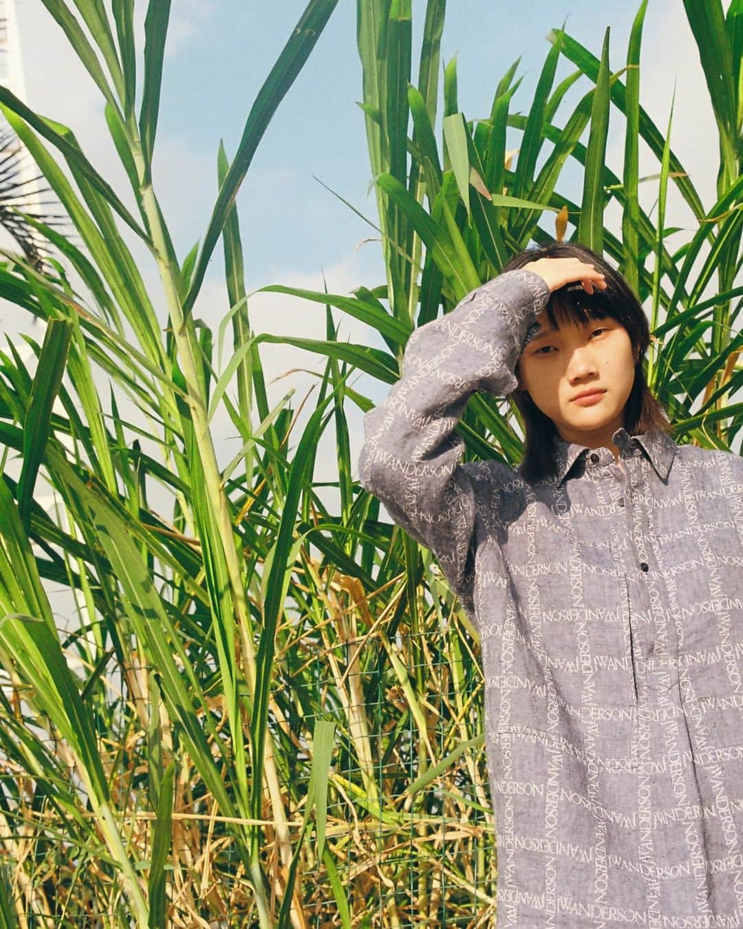 JWアンダーソンさんのインスタグラム写真 - (JWアンダーソンInstagram)「WOMEN'S NAVY LOGO GRID TUNIC LINEN SHIRT SPRING SUMMER 2019 COLLECTION AVAILABLE ONLINE AND IN JW ANDERSON WORKSHOPS  PHOTOGRAPHY @panyi__92 #JWANDERSON #JWANDERSONWORKSHOPS」4月14日 17時01分 - jw_anderson