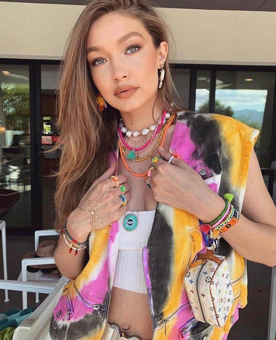 ガンニさんのインスタグラム写真 - (ガンニInstagram)「🧚‍♀️ @gigihadid in our tie-dye denim vest for day 1 of #coachella  #gannigirls #gigihadid #ganni」4月14日 17時04分 - ganni