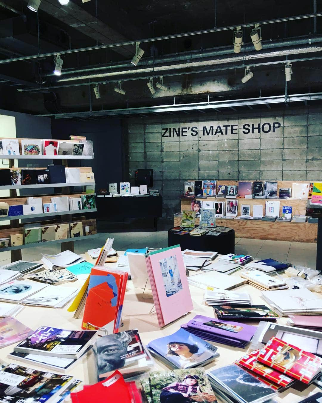 リンネルさんのインスタグラム写真 - (リンネルInstagram)「たくさんのアートブックやZINEに出合えるTOKYO ART BOOK FAIR！今日が最終日です✨  ZINE’S MATE SHOP（国内外からセレクトされたアートブックの展示販売）は必見！  出展者ブース（週替わりの出展者の方から直接購入できる！）もありますよ😊  わたしは平日に開催されていた Art Book Vending Machineという、アートブックの自販機（なんと自販機の裏で手動でおすすめの本を選んでくれる！）にチャレンジしてみました😍 すてきな写真集に出合えて幸せでした〜（今日は自販機はありませんが、そのかわりに出展者ブースがあります）  本日20時まで開催中です！ ぜひ銀座ソニーパークへ、駆け込みで遊びに行ってくださいね✨  #TABF#アートブックフェア#ginzasonypark  #リンネル」4月14日 17時07分 - liniere_tkj