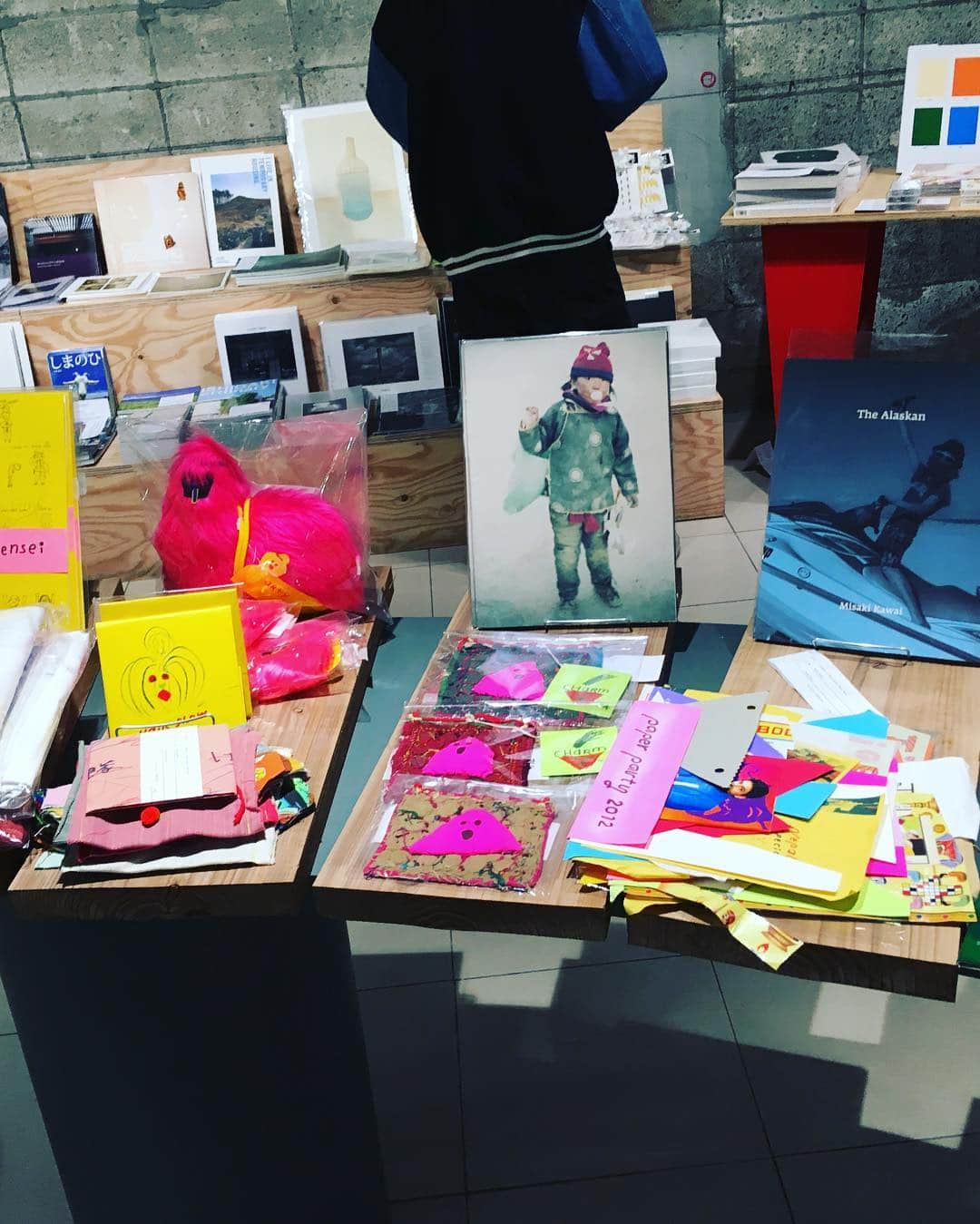 リンネルさんのインスタグラム写真 - (リンネルInstagram)「たくさんのアートブックやZINEに出合えるTOKYO ART BOOK FAIR！今日が最終日です✨  ZINE’S MATE SHOP（国内外からセレクトされたアートブックの展示販売）は必見！  出展者ブース（週替わりの出展者の方から直接購入できる！）もありますよ😊  わたしは平日に開催されていた Art Book Vending Machineという、アートブックの自販機（なんと自販機の裏で手動でおすすめの本を選んでくれる！）にチャレンジしてみました😍 すてきな写真集に出合えて幸せでした〜（今日は自販機はありませんが、そのかわりに出展者ブースがあります）  本日20時まで開催中です！ ぜひ銀座ソニーパークへ、駆け込みで遊びに行ってくださいね✨  #TABF#アートブックフェア#ginzasonypark  #リンネル」4月14日 17時07分 - liniere_tkj