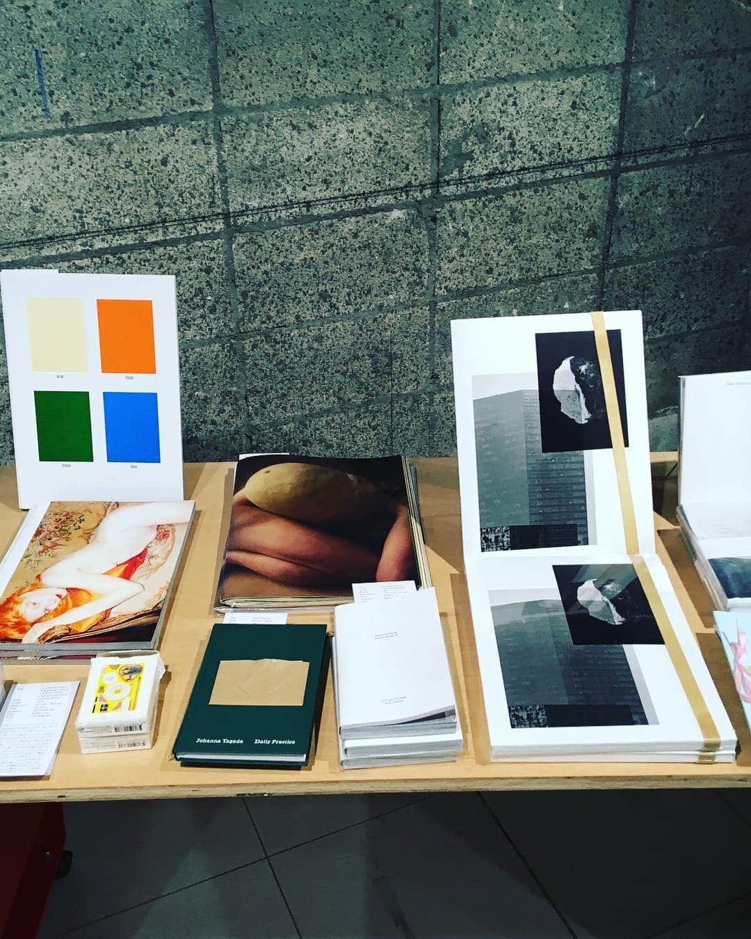 リンネルさんのインスタグラム写真 - (リンネルInstagram)「たくさんのアートブックやZINEに出合えるTOKYO ART BOOK FAIR！今日が最終日です✨  ZINE’S MATE SHOP（国内外からセレクトされたアートブックの展示販売）は必見！  出展者ブース（週替わりの出展者の方から直接購入できる！）もありますよ😊  わたしは平日に開催されていた Art Book Vending Machineという、アートブックの自販機（なんと自販機の裏で手動でおすすめの本を選んでくれる！）にチャレンジしてみました😍 すてきな写真集に出合えて幸せでした〜（今日は自販機はありませんが、そのかわりに出展者ブースがあります）  本日20時まで開催中です！ ぜひ銀座ソニーパークへ、駆け込みで遊びに行ってくださいね✨  #TABF#アートブックフェア#ginzasonypark  #リンネル」4月14日 17時07分 - liniere_tkj