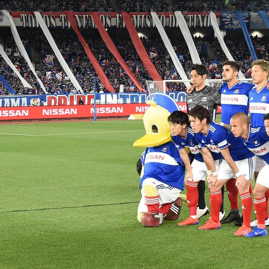 横浜F・マリノスさんのインスタグラム写真 - (横浜F・マリノスInstagram)「“共に強いマリノスを” #fmarinos #Jリーグ #jleague #swipeleft #team #集合写真 #tricolore #トリコロール」4月14日 17時18分 - yokohamaf.marinos