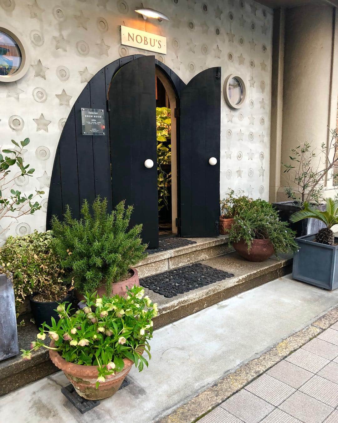 山田佳子さんのインスタグラム写真 - (山田佳子Instagram)「インテリアデザインSHOP「NOBU'S」さんで﻿ 椅子にもなる茶箱をオーダーしてきました😍💕﻿ こんな可愛いハンドメイドのメジャーも見つけた！﻿ ﻿ #素敵な空間﻿ #茶箱﻿ #オーダー﻿ #お気に入り💕 #出来上がりが #楽しみ #ハンドメイド #巻尺 #メジャー #インテリアデザインSHOP﻿ #nobus #神戸 #山田佳子」4月14日 17時15分 - yoshiko117