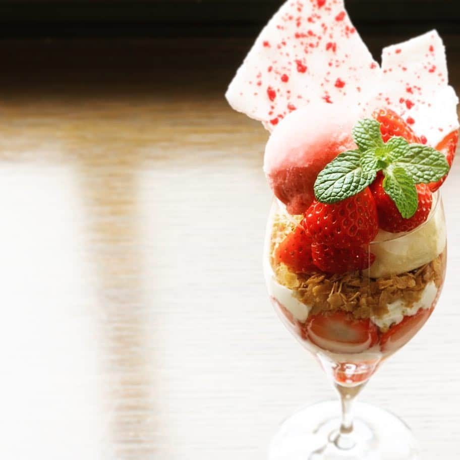 FORTUNE GARDEN KYOTOさんのインスタグラム写真 - (FORTUNE GARDEN KYOTOInstagram)「* 旬もあと少し🍓 Strawberry parfait 1500yen (weekday only) _ #strawberryparfait #いちごパフェ #fgkmenu #fortunegardenkyoto #フォーチュンガーデン京都 #フォーチュンガーデン #フォーチュンガーデンキョウト」4月14日 17時16分 - fortunegardenkyoto