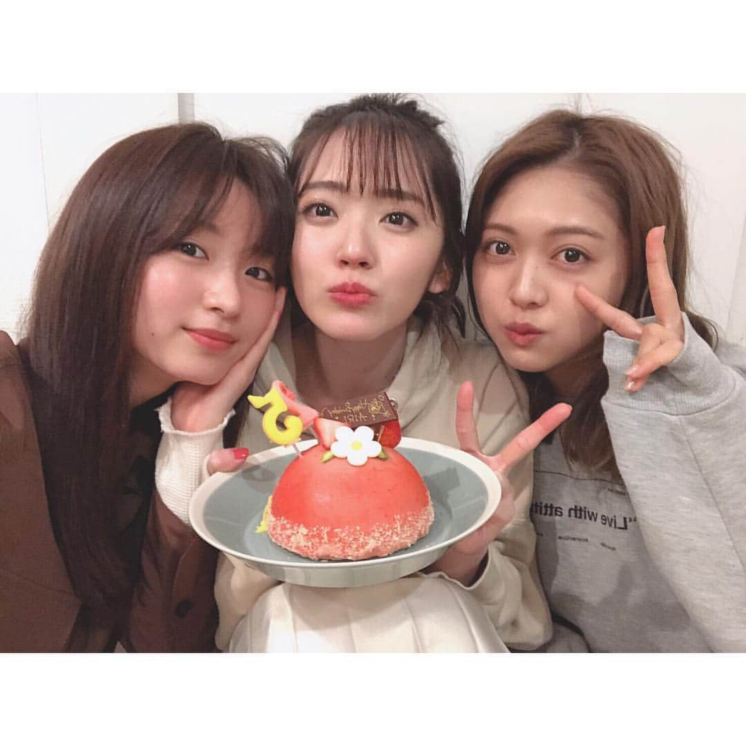 松元絵里花さんのインスタグラム写真 - (松元絵里花Instagram)「* 3人で愛理の誕生日お祝いしたよ♡ 急遽だったので、 我が家でサプライズ！！ 泣いて喜んでくれて嬉しかった☺︎ プレゼントも似合ってた♡ これからも3人で祝いあっていこう！ 改めて、おめでとう♡ あいしてるよーーん♡ #鈴木愛理#岡崎紗絵#松元絵里花」4月14日 17時17分 - matsumoto_erika