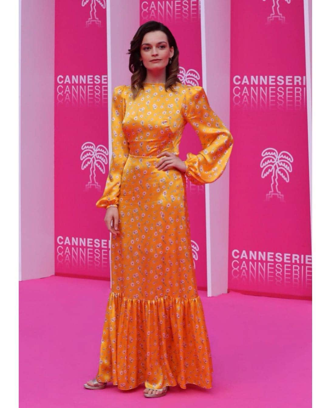 ルパートサンダーソンさんのインスタグラム写真 - (ルパートサンダーソンInstagram)「#RSWomen | Actress @emmatmackey wears @rupertsanderson while serving as a jury member at this week’s Cannes Series Festival | Gorgeous styling by @freddiespanks 💫 #Cannes #EmmaMackey #AsSeenOn #MaeveWiley」4月14日 17時28分 - rupertsanderson