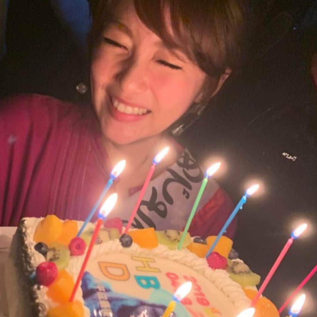 高橋みなみさんのインスタグラム写真 - (高橋みなみInstagram)「昨日はサプライズで 大好きな友人達がお誕生日をお祝いしてくれました🥺✨ サプライズと言いつつも少し前にある友人から 「13日のサプライズパーティー楽しみにしててね！」と言われ会の存在をサラッと知ってしまうハプニングもありつつ😂笑  誰が来てくれるのか全然知らなかったのでドキドキしながらお店に行ったら 大好きな人達沢山来てくれてて本当に嬉しかったー✨  歳を重ねる事は少し怖さもあるんだけど バースデーライブもしかり、大好きな人達にお祝いしてもらえる事を考えるととても好きな日だなと思う☺️✨ ただ、、１つ言いたい！ ケーキのデザイン！！！笑😂  来てくれた皆さんありがとうございました♡  #平成最後の誕生日 #happybirthday  #サプライズ #サプライズバースデー  #birthday #happy #love #friends  #thankyou」4月14日 17時27分 - taka37_chan