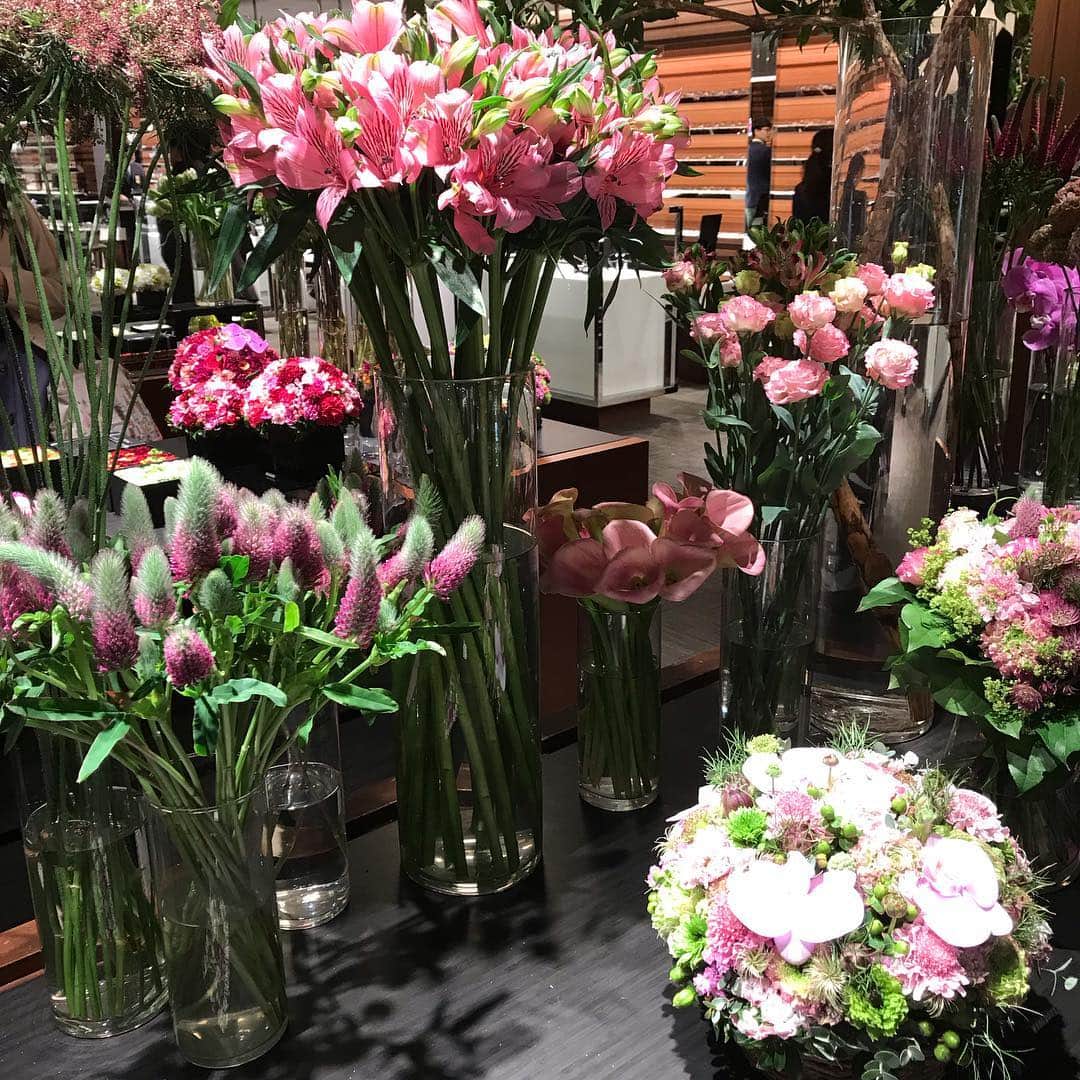 久本直美さんのインスタグラム写真 - (久本直美Instagram)「beautiful💐🌸🌼！！ #ISETAN#shopping#Flower#beautiful#ニコライバーグマン#pink  明日は夜のオンエアです📺」4月14日 17時20分 - naomixing