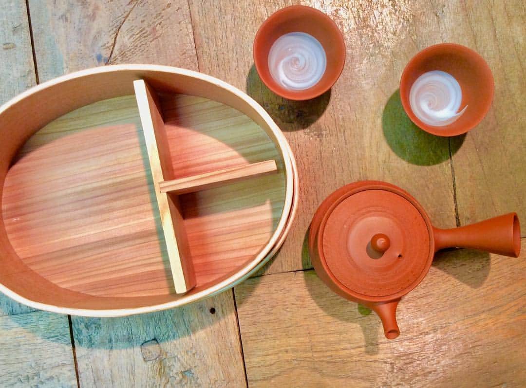 HANSEL&GRETELさんのインスタグラム写真 - (HANSEL&GRETELInstagram)「🍵常滑急須 展🍵  愛知県常滑市を中心に古くから作られている焼き物になります。 桐の曲げわっぱに入った小さな小さな茶器揃え😊 これからの、暖かくなる時期に、外出先でお茶が淹れたくなりますね😊 大切な方へ贈る一品として、また、日本のお土産として、如何でしょうか😌  わっぱ茶器品揃え 松皮 ￥12000 ※税別  #hanselandgretelretel #seijo #natural #photo #flower  #成城学園前 #成城 #雑貨 #暮らし  #生活 #セレクトショップ #ライフスタイルショップ  #ナチュラル #シンプルライフ #ヘンゼル&グレーテル #急須 #曲げわっぱ  #曲げわっぱ弁当箱  #茶器 #茶器セット  #日本のお土産 #お茶 #常滑急須 #焼き物」4月14日 17時21分 - hansel_and_gretel_official