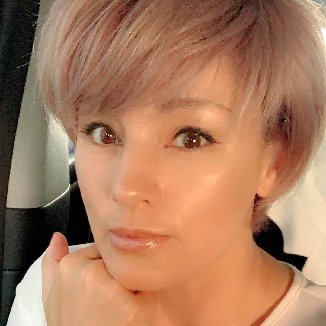 梅宮アンナさんのインスタグラム写真 - (梅宮アンナInstagram)「第一回目、メイクイベント無事に終わりました💁‍♀️💁‍♀️💋 盛り上がりましたぁ〜〜😘⭐️😘⭐️ 家のメイク場所を再現して、 わかりやすくやりました💋💋 みんなメモメモ大会だった〜〜 😊😘🤗 参加してくれた方ありがとうございました😊 来月また、お会いしましょう😘 内容、お土産も、パワーアップしてまいりまーす💋💋 本当にありがとう！  ご予約、お問い合わせは、 玉川高島屋  コミュニティクラブたまがわ ☎️03-3708-6125まで。。 #makeupforever #リダーマラボ #アイシングクッキー #hocuspocus #endouhatsuko #makeuphappyplace」4月14日 17時31分 - annaumemiya