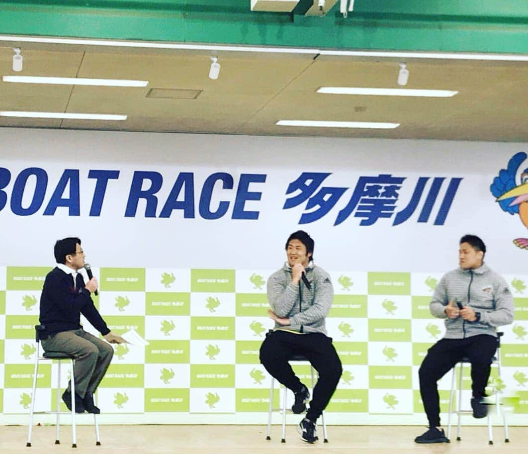 真壁伸弥さんのインスタグラム写真 - (真壁伸弥Instagram)「ボートレース多摩川 飯野とトークショー。 競艇に目覚めてしまった日。 #レーサー の #大橋由珠 選手と絡む。  予測が当たったのに 舟券買えない。。。。 辛  #ボートレース #ボートレース多摩川  #多摩川 #競艇 #武蔵野ビール工場  #アテンド #からの #トークショー #よく見ると #シェーのポーズ #サンゴリアス #サントリー #モルツ #ラグビー #面白い」4月14日 17時38分 - makaberian5