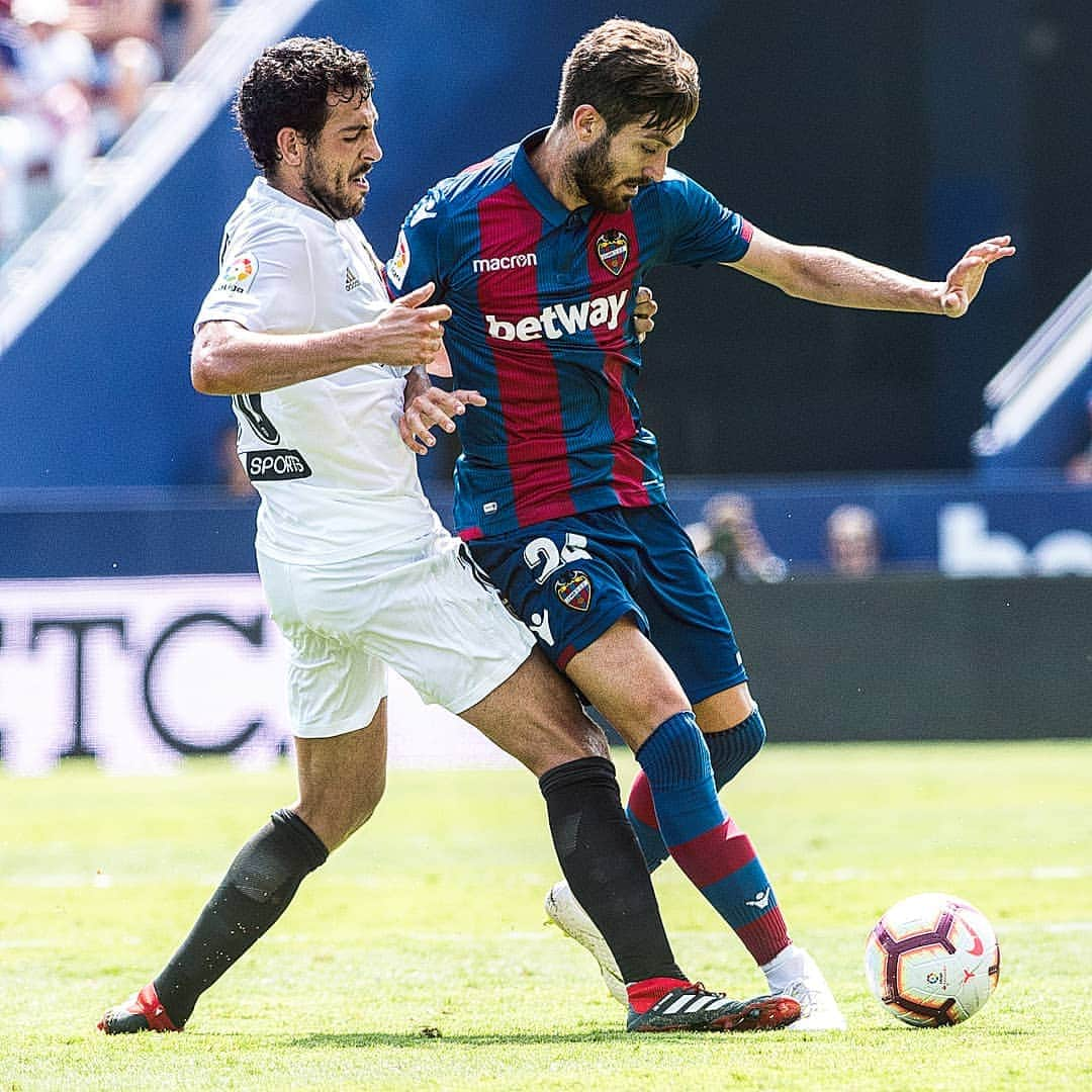 レバンテUDさんのインスタグラム写真 - (レバンテUDInstagram)「DERBIDAY #ValenciaLevante 🔵🔴⚽️ ---- #OrgullGranota #MachoLevante #LevanteUD #LaLigaSantander #Laliga #futbol #football」4月14日 17時42分 - levanteud