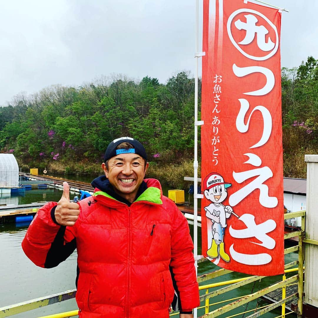 清水盛三さんのインスタグラム写真 - (清水盛三Instagram)「渓流の次は昨日、今日はメーカー様主催のヘラ釣りトーナメントの全国大会の予選会に出てました🎣 昨日の滋賀県甲南ヘラの池は余裕の一回戦敗退😭 今日の兵庫県清和台天神池では座席にも恵まれて決勝に行ってしまった😱でも決勝では余裕で最下位付近😅 でも釣りは何でも楽し〜😄 明日からはバスフィッシング〜🎣 ビッグママさん釣りたい〜‼️ #ヘラブナ釣り #滋賀県 #甲南ヘラの池 #兵庫県清和台 #天神池」4月14日 17時42分 - morizo_shimizu