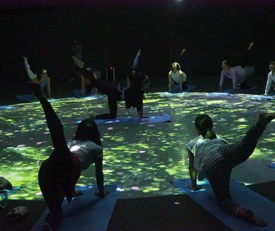 池田莉子さんのインスタグラム写真 - (池田莉子Instagram)「Art yoga 🌎﻿ ニフレル× NERGYの朝ヨガイベントを﻿﻿ させて頂きました。﻿﻿﻿ ﻿﻿﻿ 360度映り変わるアート空間の中で、﻿﻿﻿ 非日常的な朝ヨガレッスンをする事が出来ました🦋﻿﻿﻿ ﻿﻿﻿ 朝早くからご参加頂いた皆さま、﻿﻿ 今回素敵な企画をさせて下さったニフレルさん﻿﻿﻿ NERGYさん本当に有難うございました！﻿！﻿﻿ ﻿ ﻿﻿8枚目の写真は、いい天気だったので集合前に﻿﻿ NERGYの方々と楽しく朝ヨガをしているところ。﻿﻿﻿ 朝の7時から皆んな元気〜🤣(笑)﻿﻿﻿ ﻿ 引き続きムービーも更新します📽﻿ ﻿﻿﻿ ﻿﻿﻿ #nifrel #nergyjapan #art #artyoga﻿﻿﻿ #morningyoga﻿﻿ #osaka﻿ #ニフレル #ナージー #朝ヨガ #万博 #大阪 ﻿﻿﻿ #アートヨガ #アート空間 #ペアヨガ #太陽の塔」4月14日 17時42分 - ricoikeda