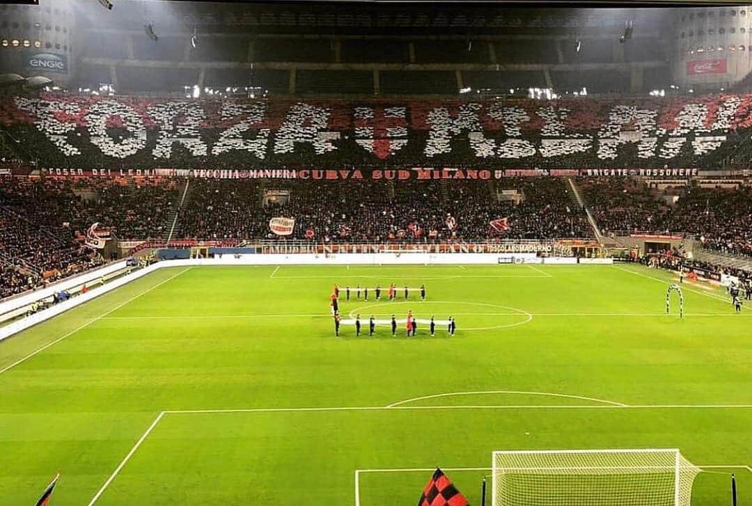 イニャツィオ・アバーテのインスタグラム：「3 punti pesantissimi...ma la strada verso il nostro obiettivo è ancora lunga! #tuttiuniti #conilmilannelcuore #milanlazio #sansiro @acmilan ❤️🖤💪🏻」