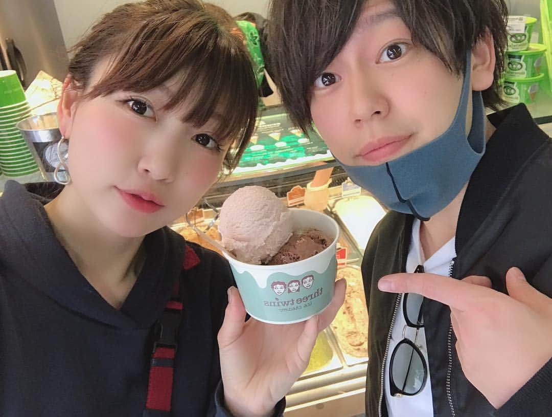 桃さんのインスタグラム写真 - (桃Instagram)「three twins ice cream大好きで代官山の駅に立ち寄るとついつい買ってしまう…！ アイスが美味しい季節になってきたね🤤  #代官山 #threetwinsicecream #桃まー #10歳年の差カップル #まーさんのマスクは #PITTA #花粉症に最強らしい」4月14日 17時53分 - momo.official