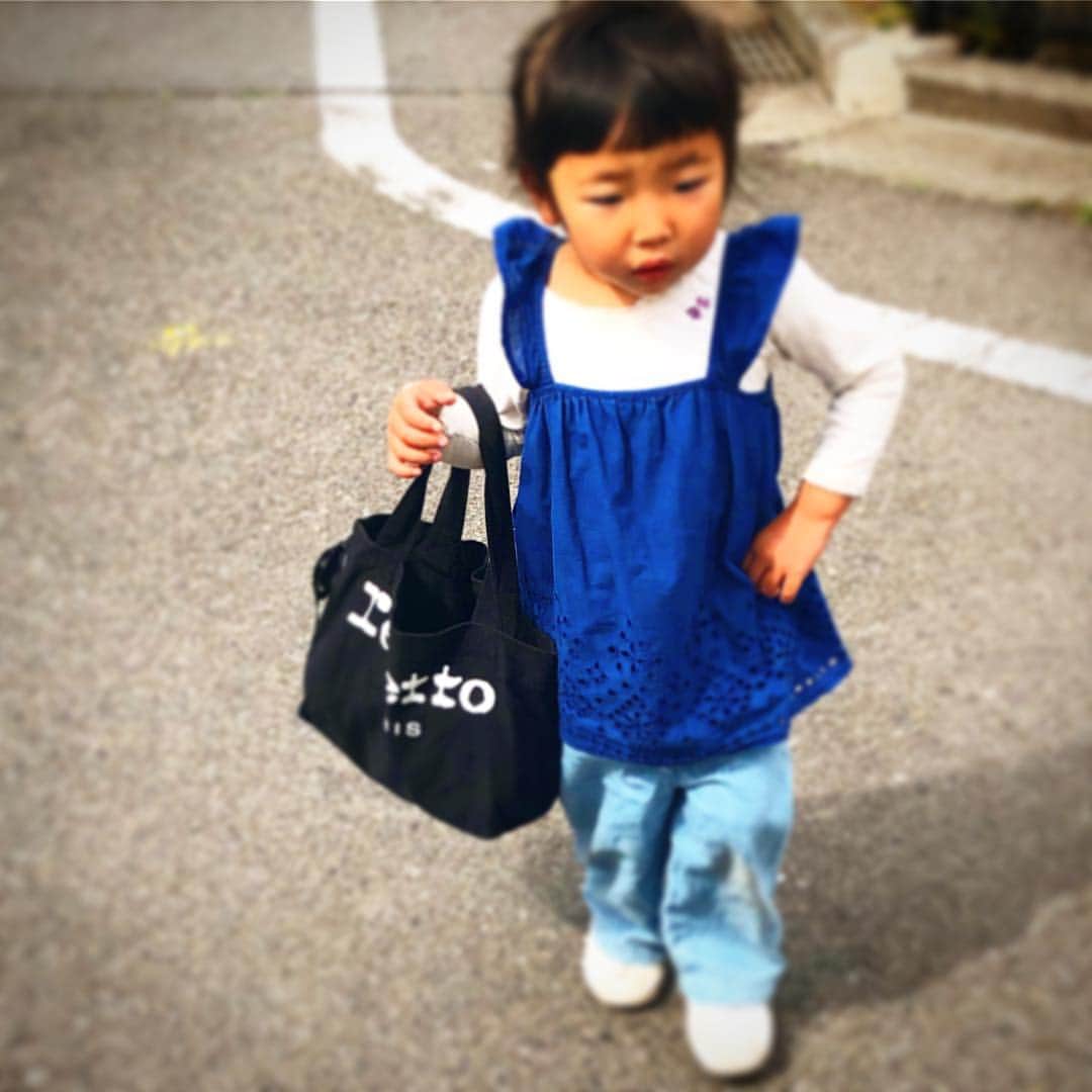 新井美穂さんのインスタグラム写真 - (新井美穂Instagram)「今朝は、アンパンマンが近所にやってくるという事で 娘は張り切って、アンパンマンベルトやタンバリン、家にあるアンパンマングッズを色々カバンに詰めこんで参戦〜👊どのアイテムを使うんだろうと楽しみにしてたけど、結局踊るのに夢中でカバン意味なかったな（笑） #娘2歳10ヶ月#母娘休日」4月14日 17時49分 - arai_miho