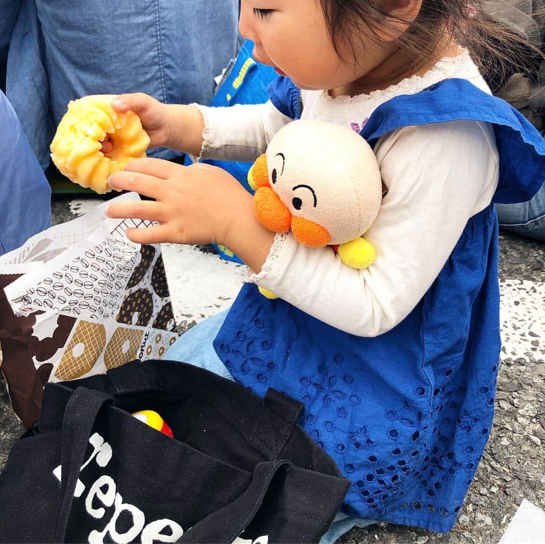 新井美穂さんのインスタグラム写真 - (新井美穂Instagram)「今朝は、アンパンマンが近所にやってくるという事で 娘は張り切って、アンパンマンベルトやタンバリン、家にあるアンパンマングッズを色々カバンに詰めこんで参戦〜👊どのアイテムを使うんだろうと楽しみにしてたけど、結局踊るのに夢中でカバン意味なかったな（笑） #娘2歳10ヶ月#母娘休日」4月14日 17時49分 - arai_miho