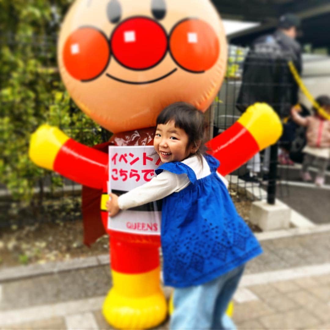 新井美穂さんのインスタグラム写真 - (新井美穂Instagram)「今朝は、アンパンマンが近所にやってくるという事で 娘は張り切って、アンパンマンベルトやタンバリン、家にあるアンパンマングッズを色々カバンに詰めこんで参戦〜👊どのアイテムを使うんだろうと楽しみにしてたけど、結局踊るのに夢中でカバン意味なかったな（笑） #娘2歳10ヶ月#母娘休日」4月14日 17時49分 - arai_miho