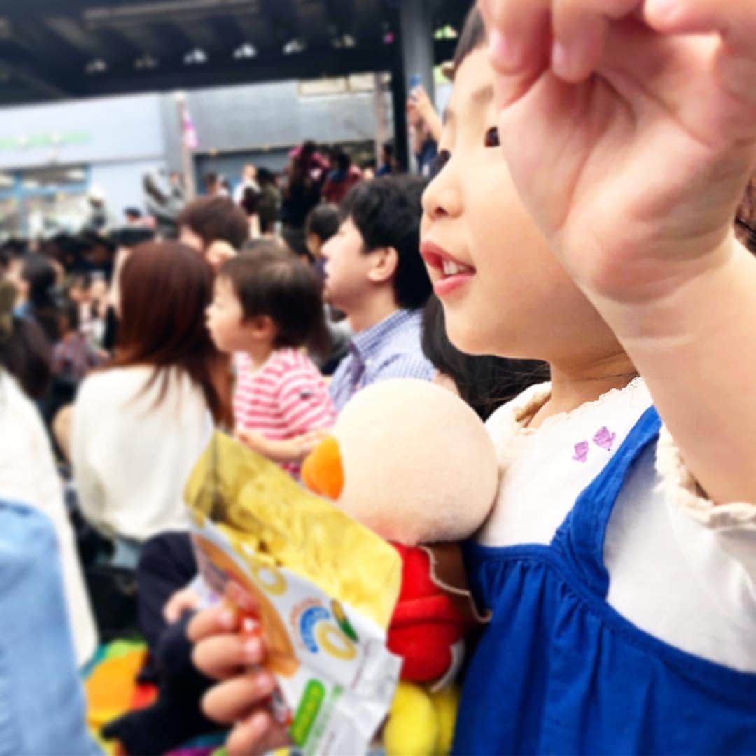 新井美穂さんのインスタグラム写真 - (新井美穂Instagram)「今朝は、アンパンマンが近所にやってくるという事で 娘は張り切って、アンパンマンベルトやタンバリン、家にあるアンパンマングッズを色々カバンに詰めこんで参戦〜👊どのアイテムを使うんだろうと楽しみにしてたけど、結局踊るのに夢中でカバン意味なかったな（笑） #娘2歳10ヶ月#母娘休日」4月14日 17時49分 - arai_miho