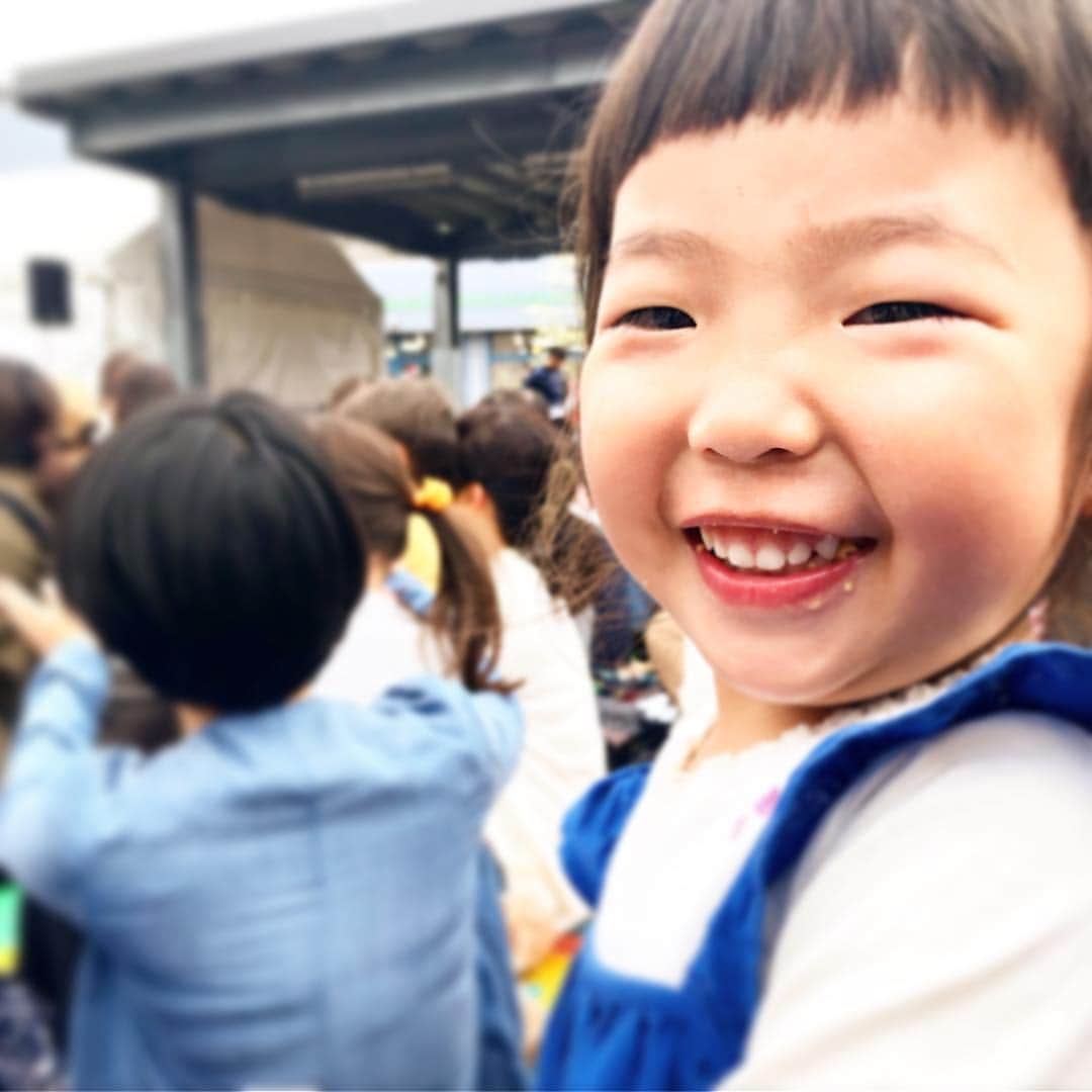 新井美穂さんのインスタグラム写真 - (新井美穂Instagram)「今朝は、アンパンマンが近所にやってくるという事で 娘は張り切って、アンパンマンベルトやタンバリン、家にあるアンパンマングッズを色々カバンに詰めこんで参戦〜👊どのアイテムを使うんだろうと楽しみにしてたけど、結局踊るのに夢中でカバン意味なかったな（笑） #娘2歳10ヶ月#母娘休日」4月14日 17時49分 - arai_miho