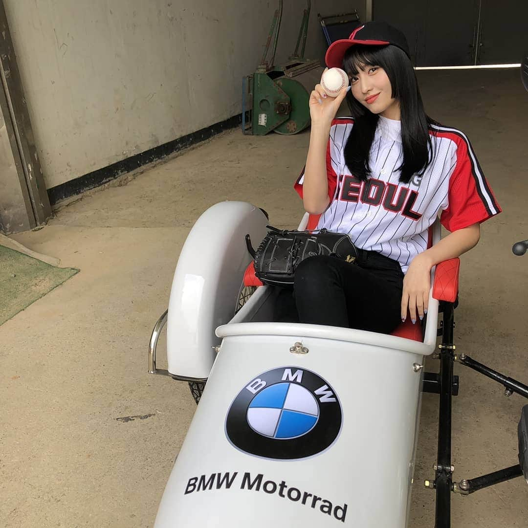 TWICEさんのインスタグラム写真 - (TWICEInstagram)「LG트윈스 감사합니당!!🤟⚾️♥️」4月14日 17時50分 - twicetagram