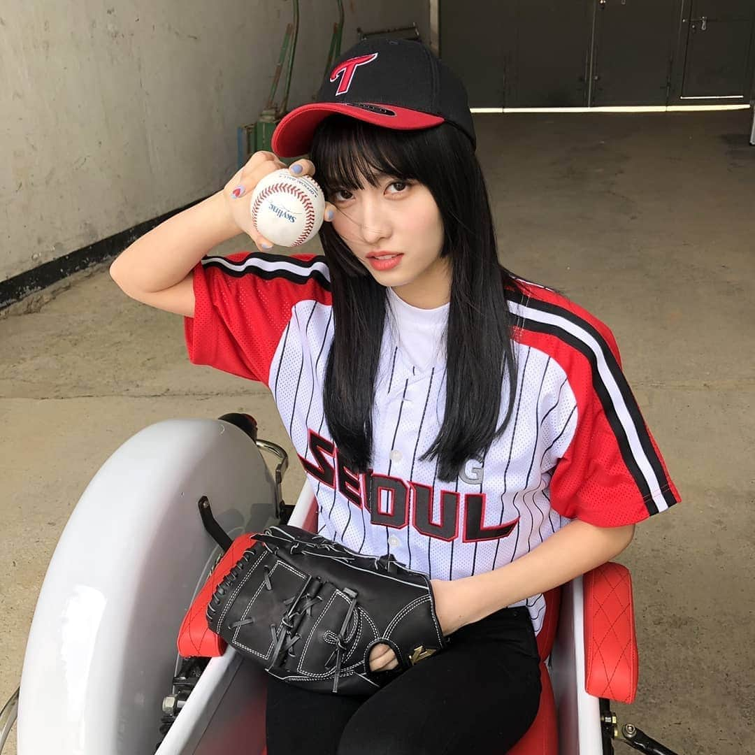 TWICEさんのインスタグラム写真 - (TWICEInstagram)「LG트윈스 감사합니당!!🤟⚾️♥️」4月14日 17時50分 - twicetagram